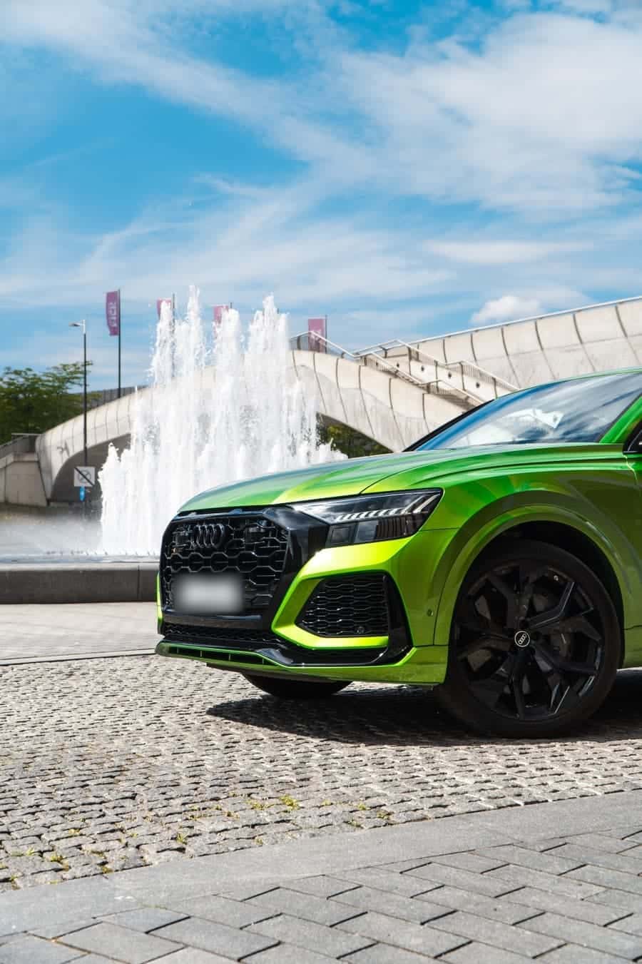 Audi RS Q8 w pionowym kadrze, po myciu detailingowym w DD.CarSpa